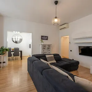 Apartment Boutique Porta Duomo, Close To The Lake! Italy